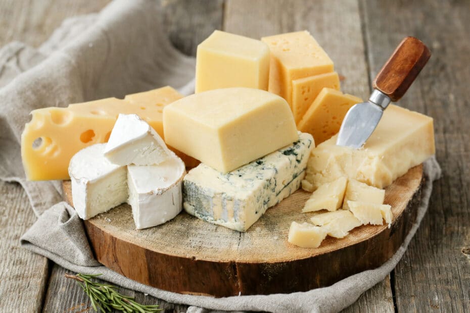 Os segredos da produção artesanal de queijos: do leite à maturação