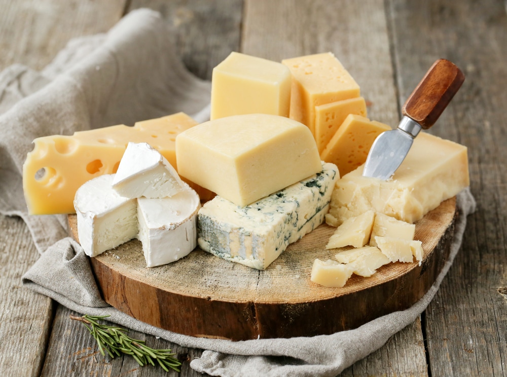 Os segredos da produção artesanal de queijos: do leite à maturação