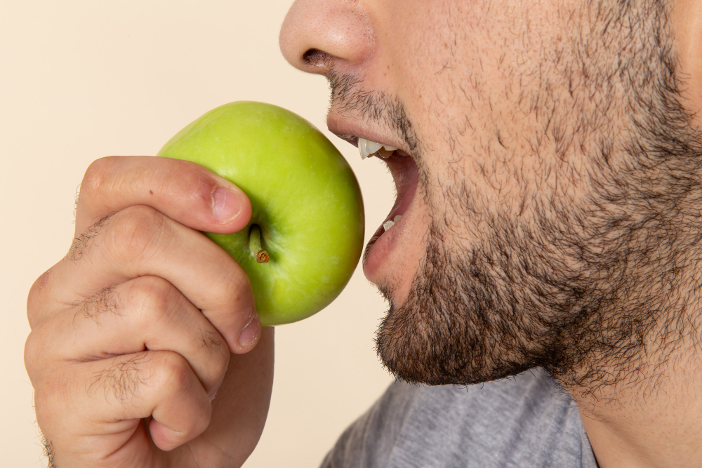 Os alimentos que podem melhorar ou piorar a sua saúde bucal