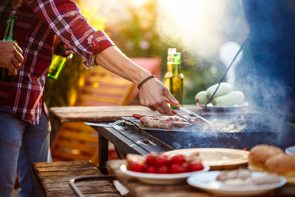 As diferenças e as semelhanças entre o churrasco brasileiro e o churrasco americano, dois estilos de preparar carne na brasa