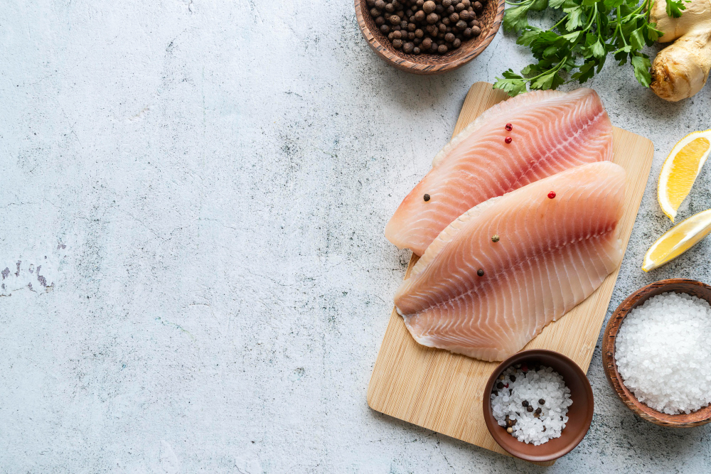 Os benefícios e os riscos de comer peixe cru, um alimento que é rico em proteínas, ômega-3 e vitaminas