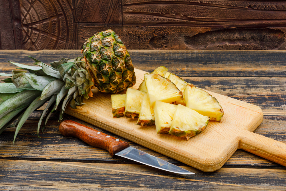 Como o abacaxi é na verdade uma fruta composta por várias frutas menores, chamadas de frutilhos, que se unem em torno de um eixo central