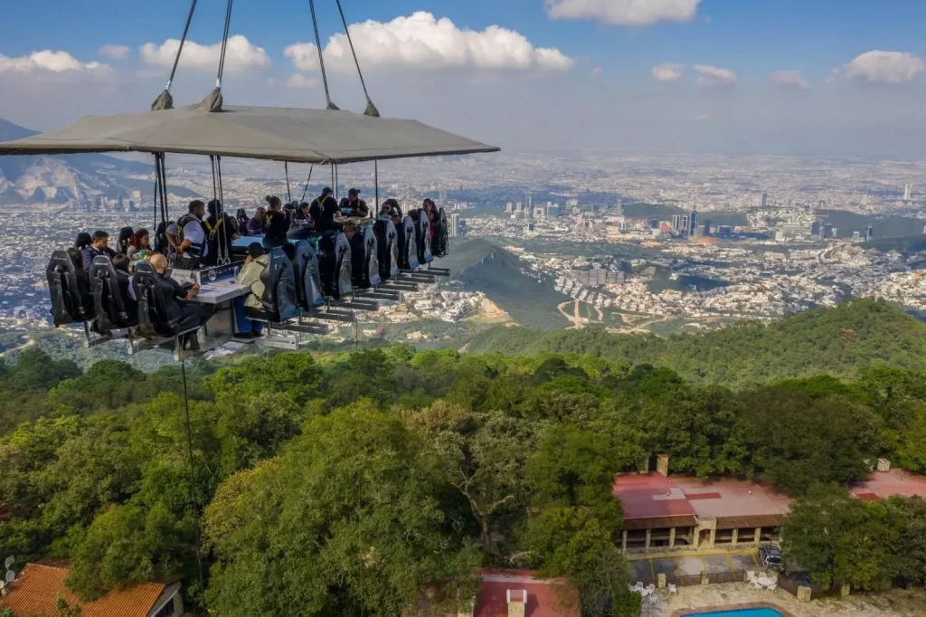 Jantares em Altura: Restaurantes Suspensos e Refeições nas Alturas